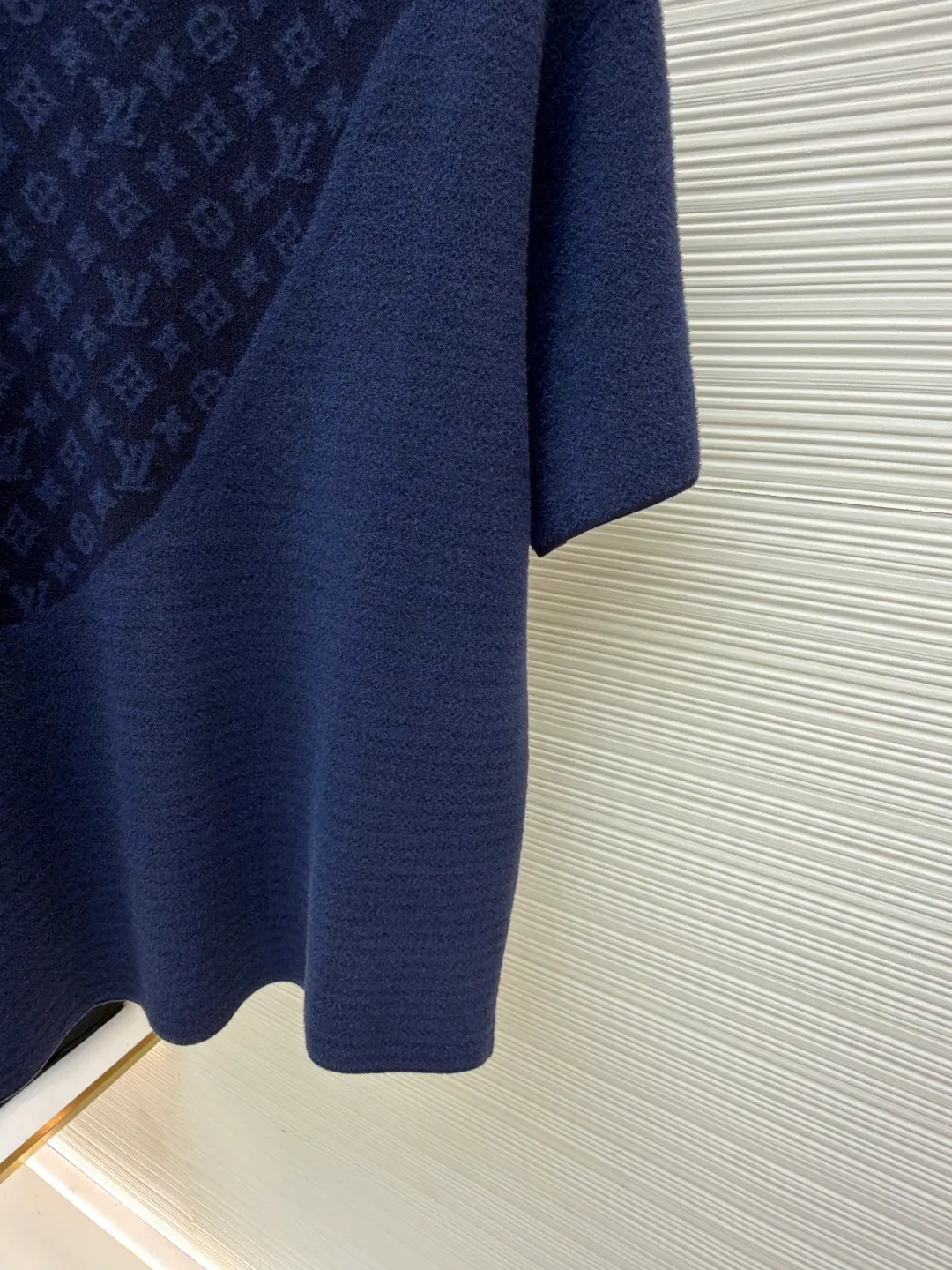 LOUIS VUITTON spliced jacquard knitted short-sleeve ●Original version: purchased and developed by 17276 ●Item number: 1681333-B10 ●Fabric: knitted fabric ●Technology: jacquard production ●Color: navy ●Version: fitted version ●Weight: about 470 grams ●Size: S-M-L-XL ●Description: This short-sleeved knitted crewneck combines Monogram Elements and velvety smooth horizontal stripes echo the flocked items from the 2025 spring and summer fashion show with their delicate texture. Pair it with matching shorts for a casual look, adding flexibility to brave adventurers this season. The overall wiring is straight and delicate, the fabric is comfortable and soft, and the color is consistent without color difference. It can be matched with the same style to create a fashionable look and control various occasions. Customized accessories, complete with three standards, same style for men and women!